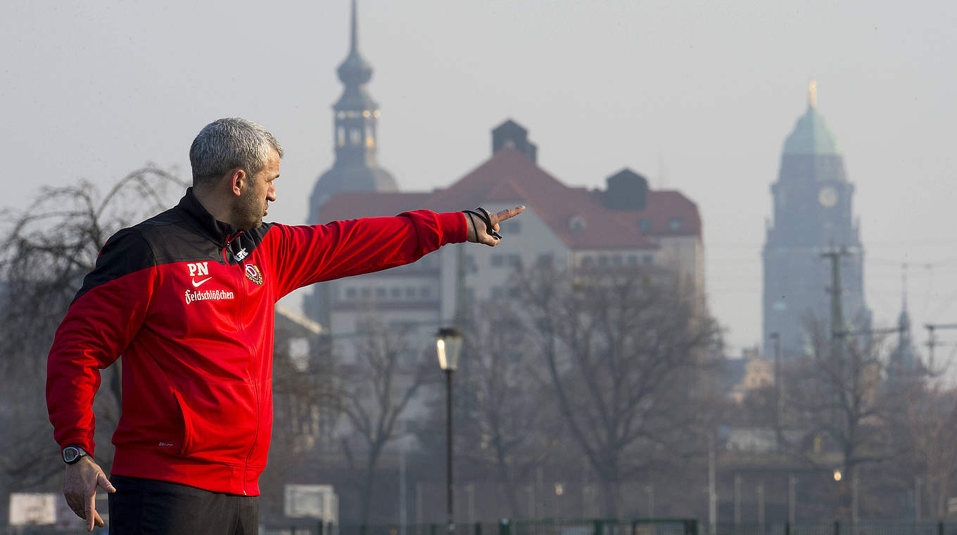 Da geht's lang in Dresden: Trainer Peter Németh weist den Weg © imago/Robert Michael