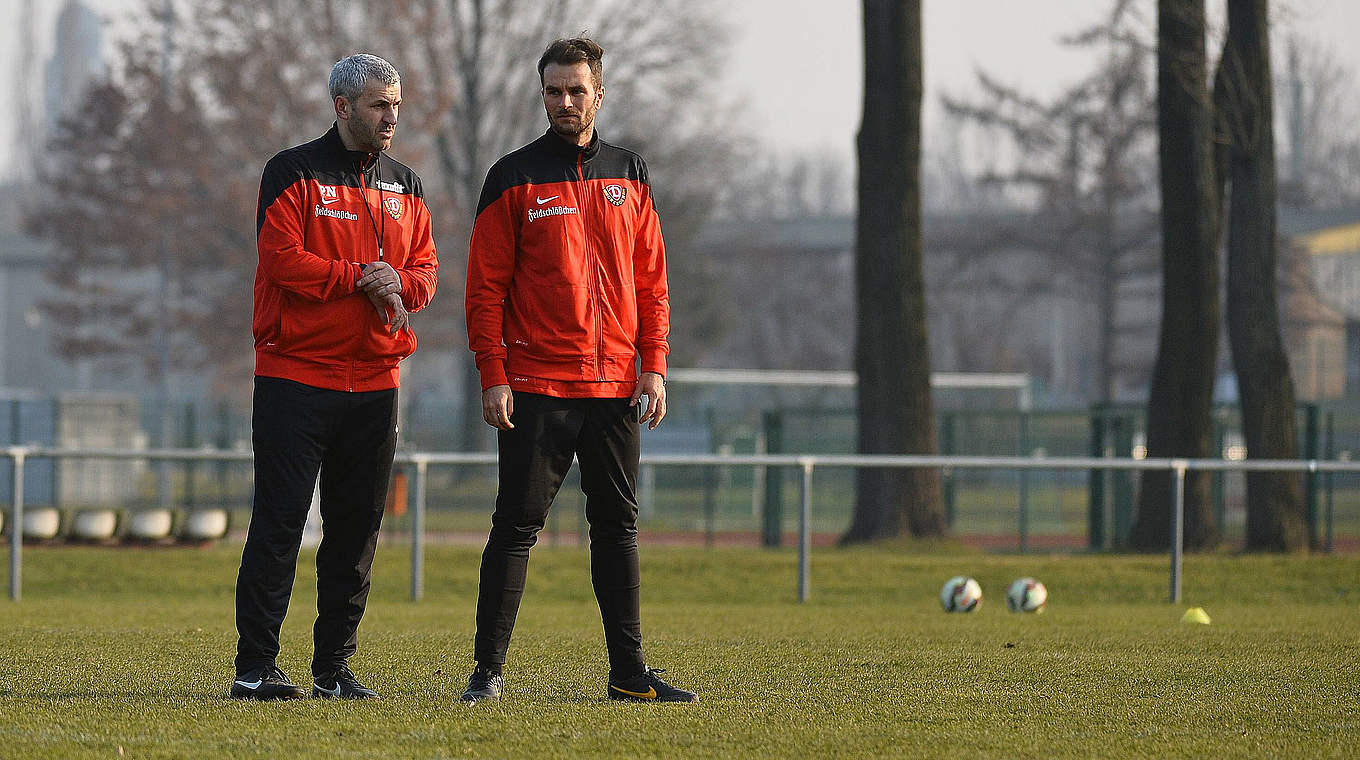 Intensiver Austausch mit Co-Trainer Kristian Walter (r.): Chefcoach Peter Németh © imago/Hentschel