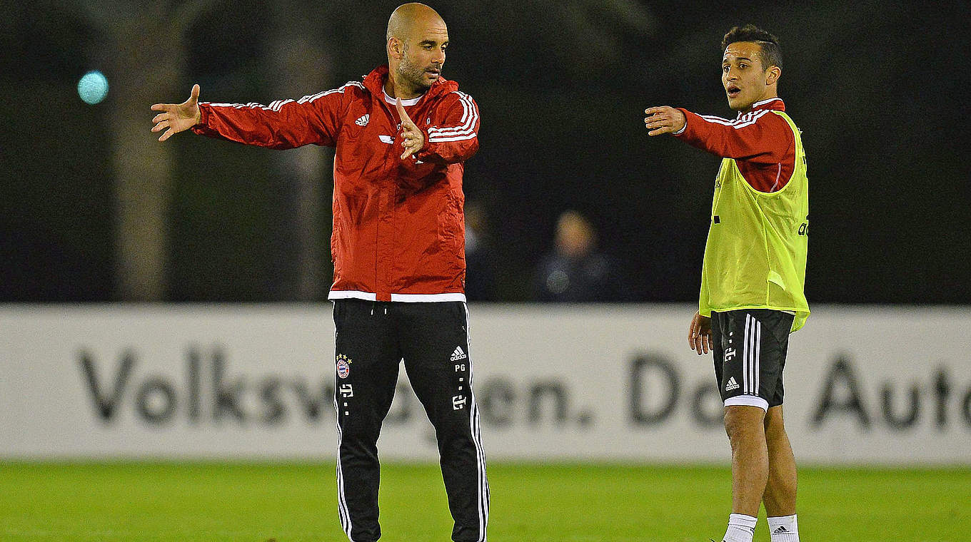 Bald zurück im Mannschaftstraining: Thiago (r.) mit Bayern-Trainer Guardiola © 2014 Getty Images