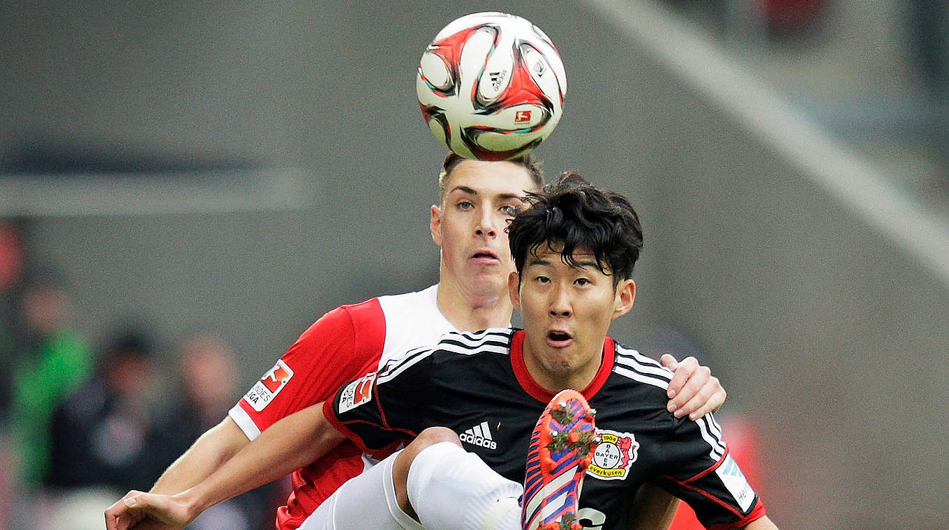 Duell um den Ball: Augsburgs Kohr gegen Bayers Son (v.) © 2015 Getty Images
