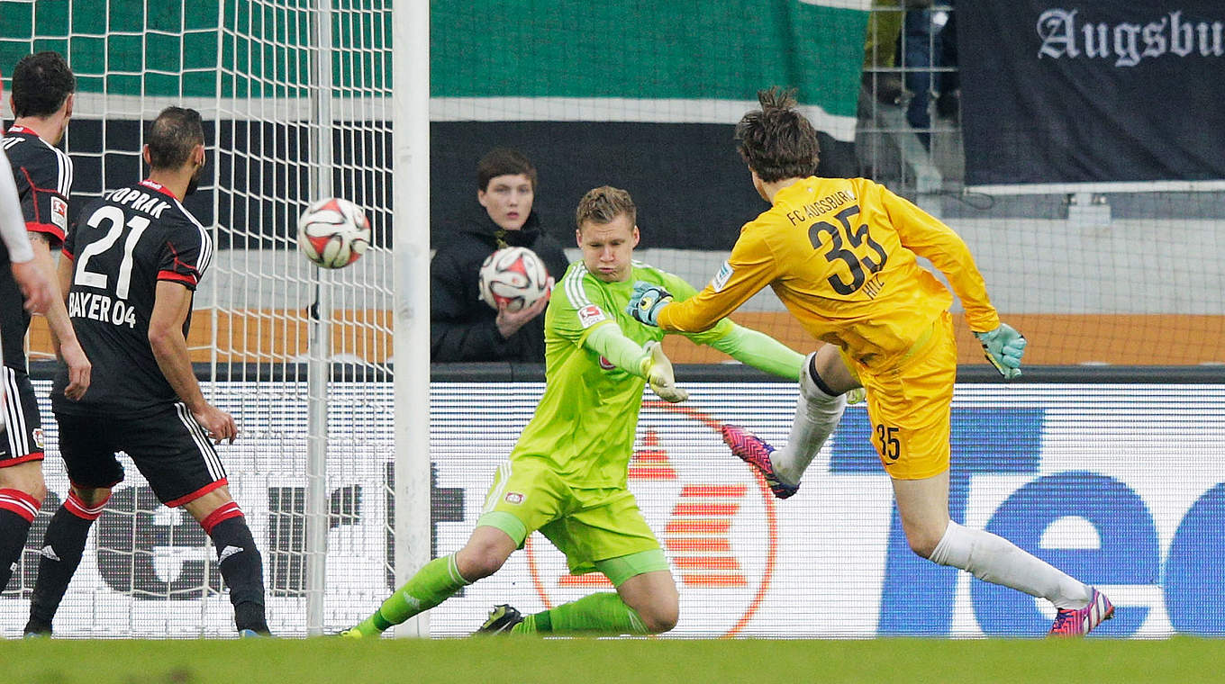 Sensationstor zum Ausgleich gegen Bayer 04: Augsburgs Torwart Marwin Hitz © 2015 Getty Images