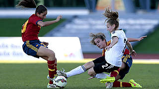 Hart umkämpftes Spiel: Sarai Linder (r.) gegen zwei Spanierinnen © 2015 Getty Images
