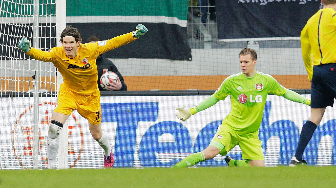 Geht mit seinem Tor in die Bundesliga-Geschichte ein: Augsburgs Keeper Hitz (l.) © 2015 Getty Images