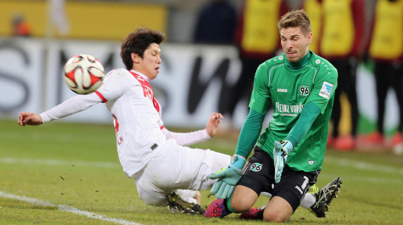 Zieler in a challenge with Osako © 2015 Getty Images