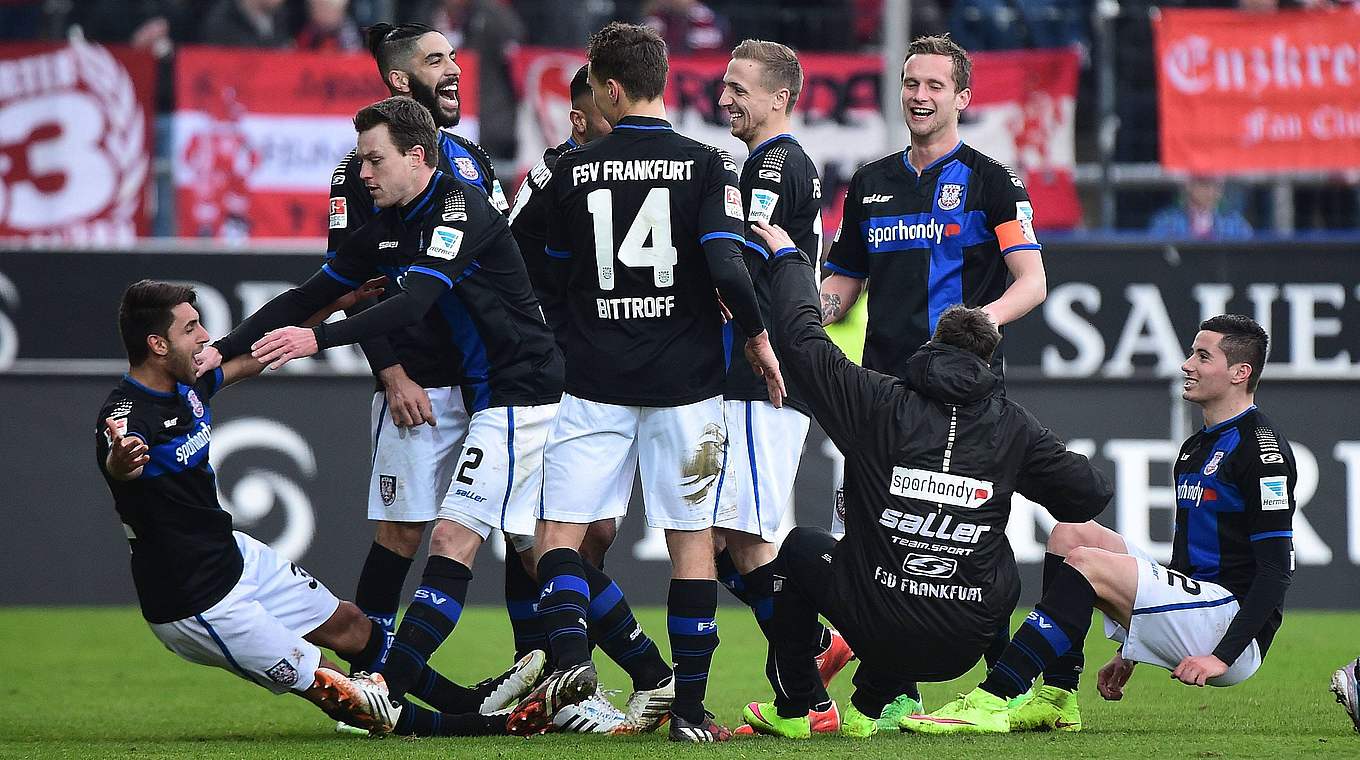 Umwerfend: Die Spieler des FSV Frankfurt feiern den ersten Treffer gegen den FCK. © Imago