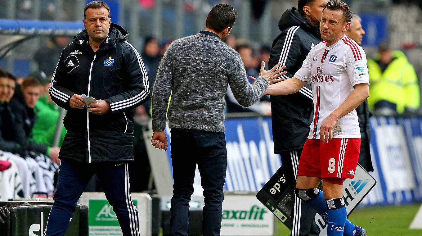 Bitter: HSV-Stürmer Ivica Olic (r.) muss in der 25. Minute verletzt raus © 2015 Getty Images