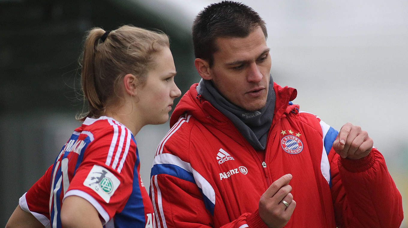 "Wir haben außergewöhnlichen Teamspirit": FCB-Trainer Wörle, hier mit Miedema © imago/Lackovic