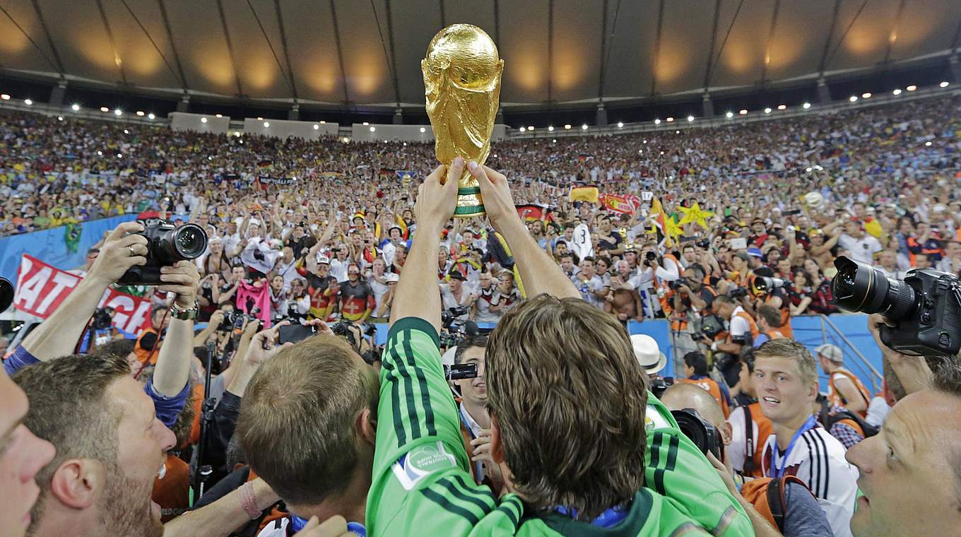 Schaut her: Roman Weidenfeller präsentiert den deutschen Fans den WM-Pokal. © Imago