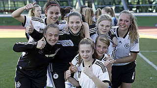Mit Spaß bei der Sache: die deutschen U 16-Juniorinnen © 2015 Getty Images