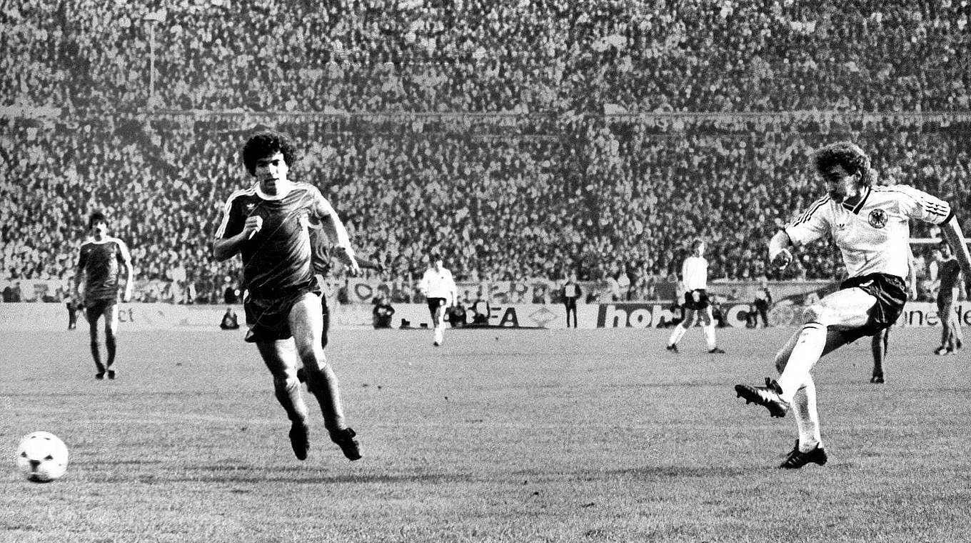 Das 2:0 in Portugal: Rudi Völler (l.) trifft 1985 in der WM-Qualifikation © imago/WEREK