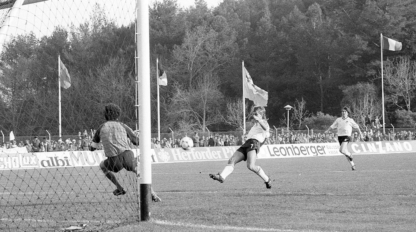 Das 1:0 in Portugal: Pierre Littbarski (M.) trifft 1985 in der WM-Qualifikation © imago sportfotodienst