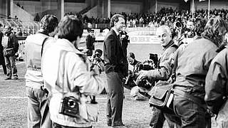 Im Blitzlichtgewitter: Teamchef Franz Beckenbauer (M.) in Montpellier 1990 © imago sportfotodienst