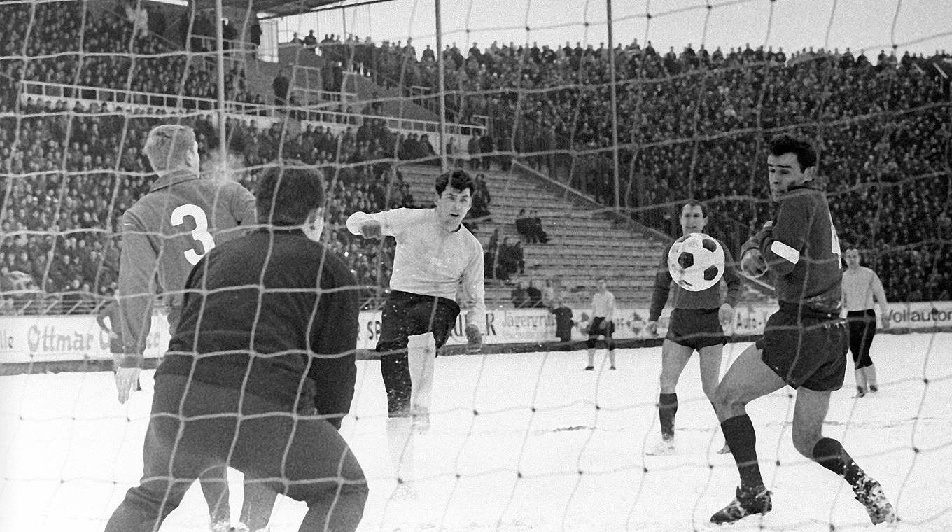Zwei Tore im DFB-Pokalhalbfinale 1965: Emmerich (3.v.l.) ist Dortmunds Matchwinner © imago sportfotodienst