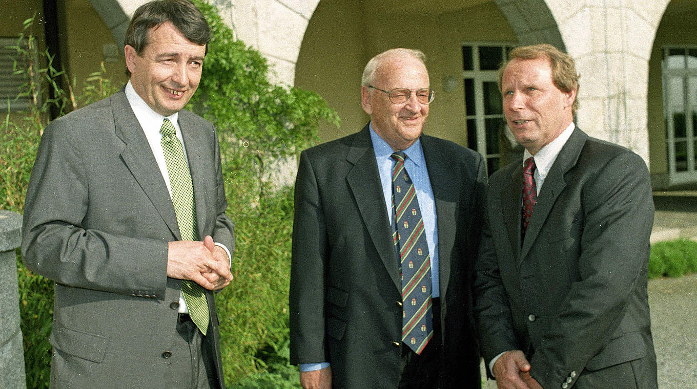 Gruppenbild mit Bundestrainer und Medienchef: Braun (M.) mit Niersbach (l.), Vogts 1997 © imago/Horstmüller