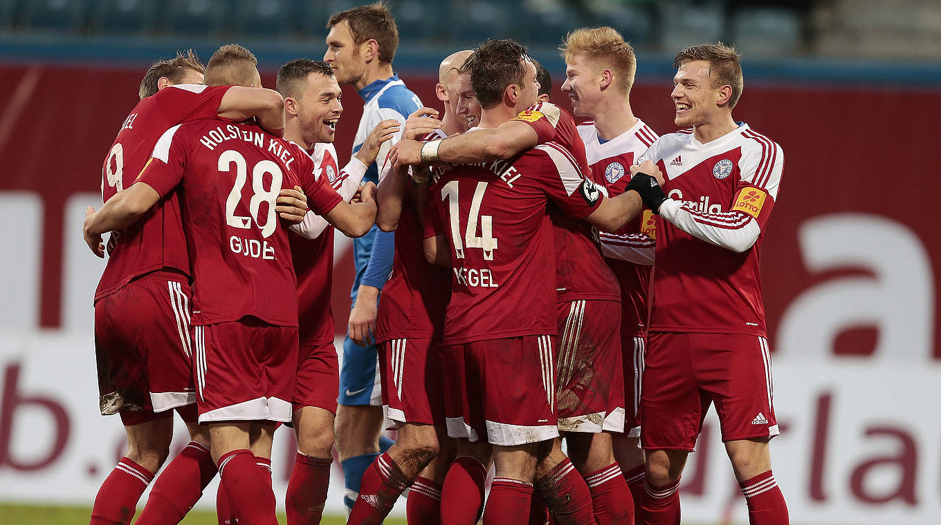 Nordderby gegen den VfL Osnabrück: die Spieler von Holstein Kiel © 2014 Getty Images