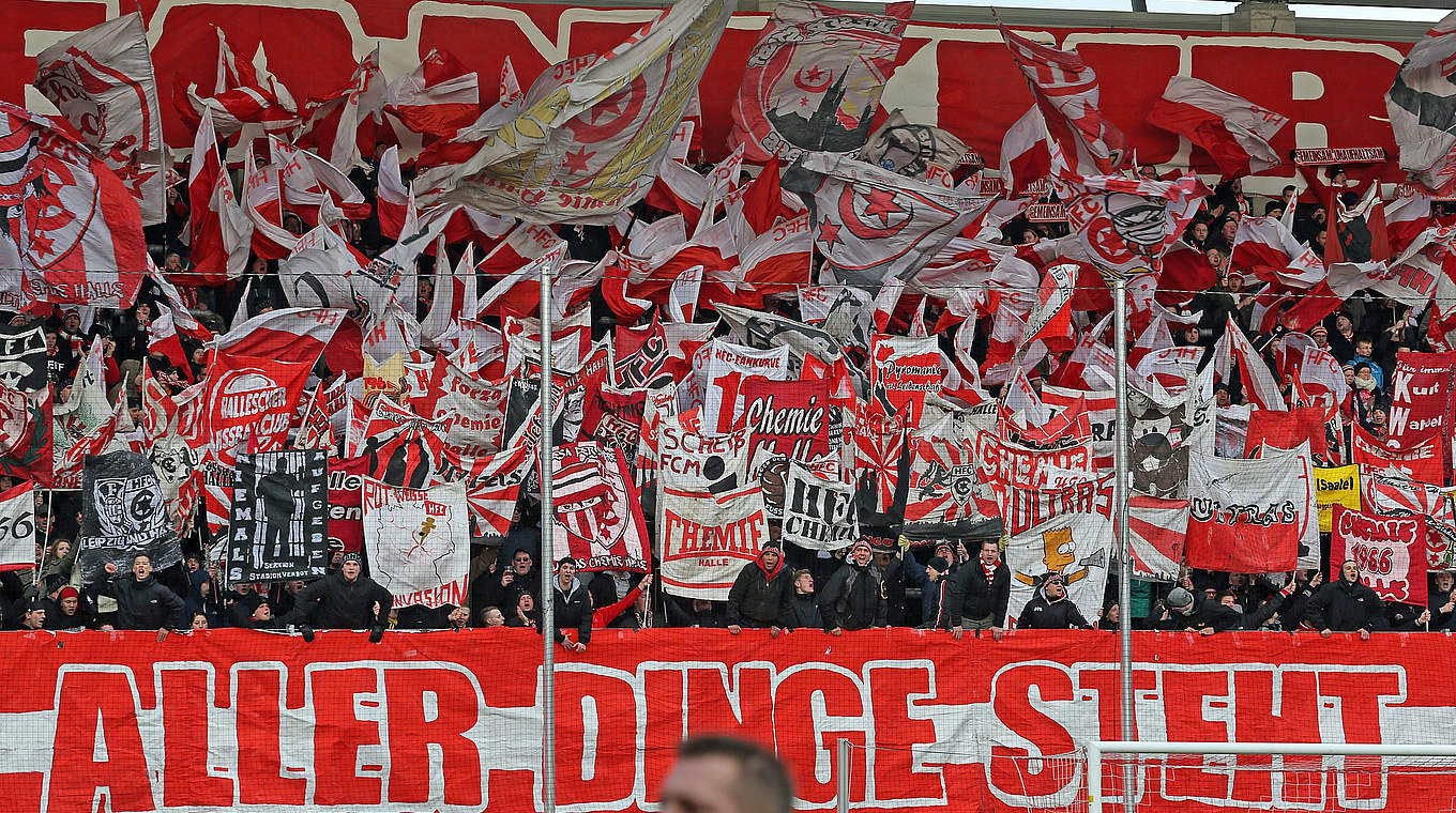 Fünfstellige Kulisse: Das Ostduell Halle gegen Hansa zieht die Fans an © 2015 Getty Images