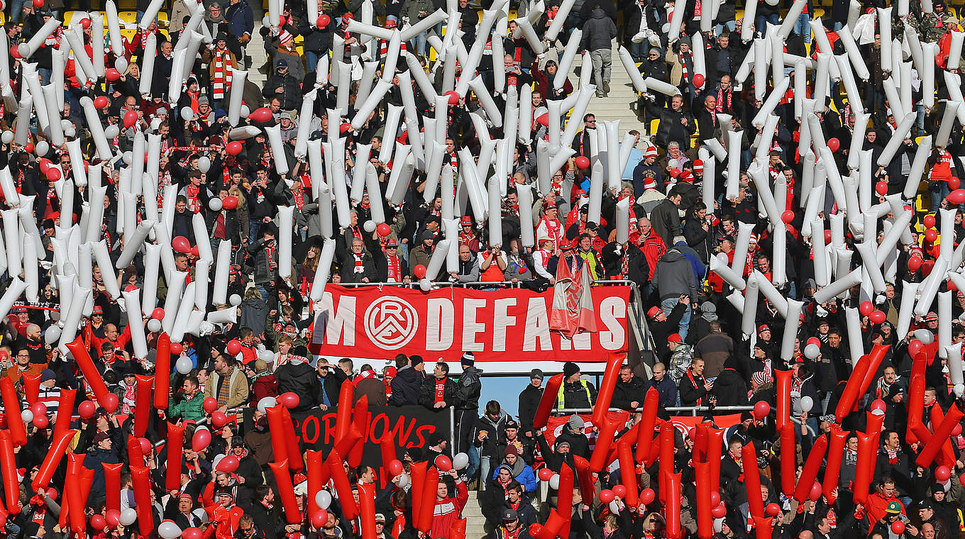 In voller Vorfreude auf das Derby: Die Fans von Rot-Weiss Essen © 2015 Getty Images