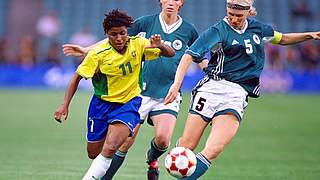 Olympiabronze 2000 in Sydney als Spielführerin: Doris Fitschen (r.) gegen Brasilien © Getty Images