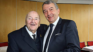 Ein Nachfolger gratuliert dem Vorgänger: DFB-Präsident Niersbach (r.) mit Braun © 2015 Getty Images