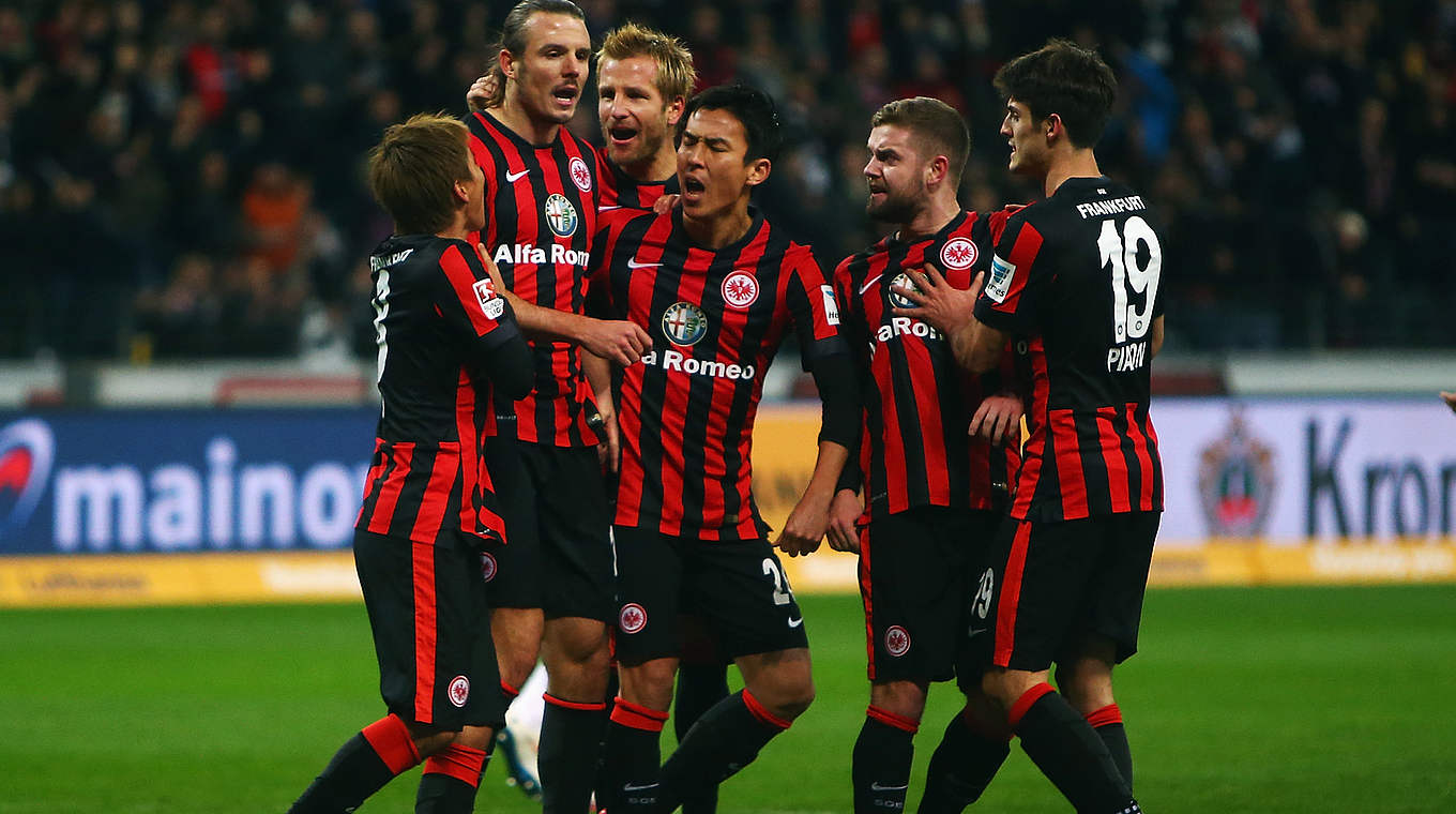 Bejubeln die drei Punkte: Die Spieler der Eintracht © 2015 Getty Images