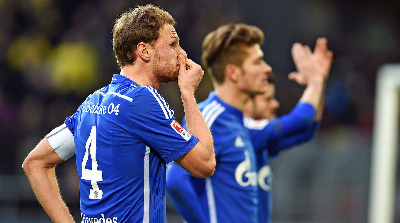 Schalke-Kapitän Benedikt Höwedes (l.): "Wir sind genervt und gefrustet" © PATRIK STOLLARZ/AFP/Getty Images
