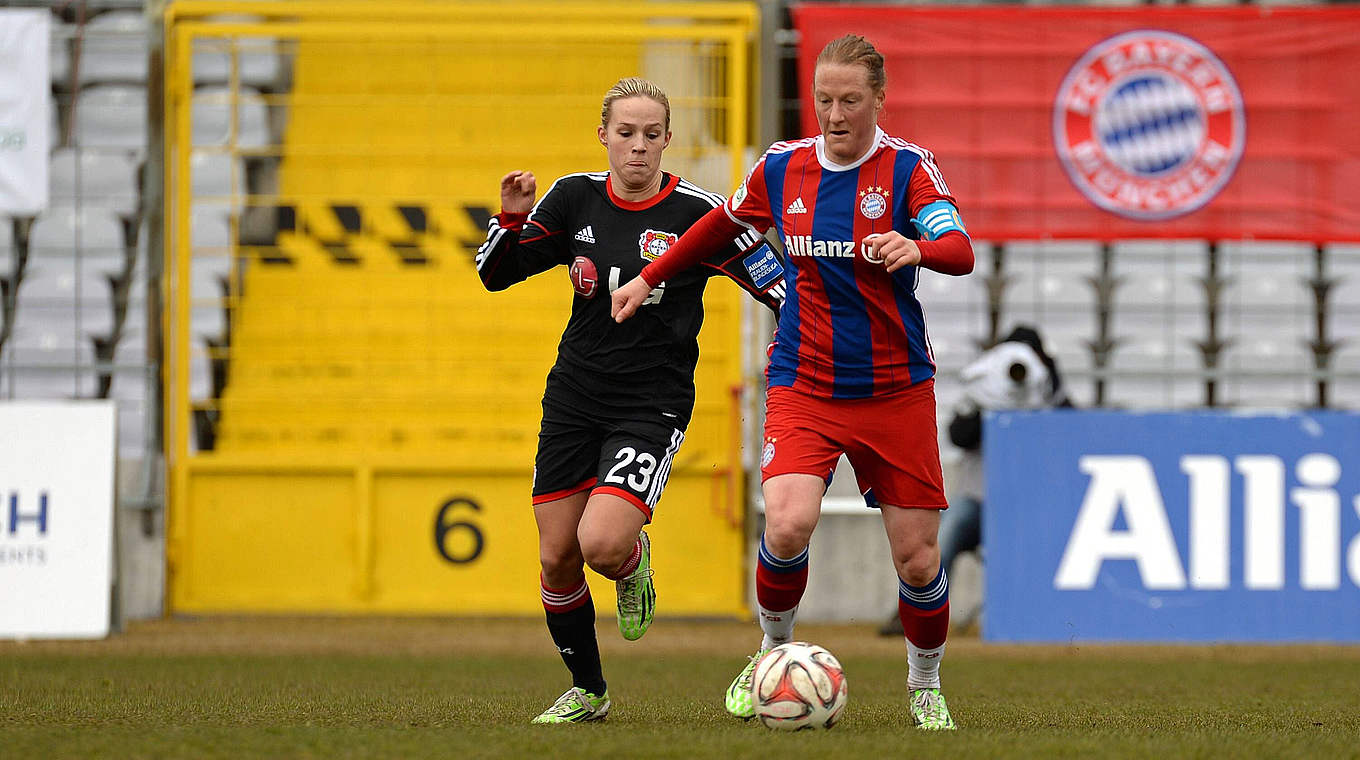 Torschützin zum 1:0 für Bayern: Melanie Behringer (r.) im Duell mit Isabelle Linden © imago/foto2press