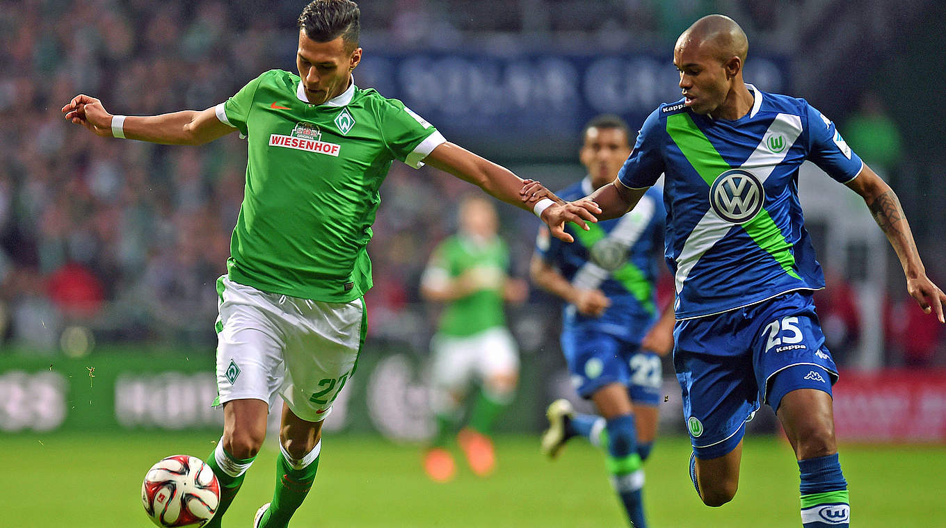 Laufduell: U 20-Nationalspieler Selke (l.) gegen Wolfsburgs Naldo © AFP