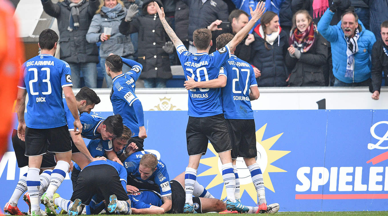Will gegen Bremen überzeugen: Das Team von Arminia Bielefeld © 2015 Getty Images