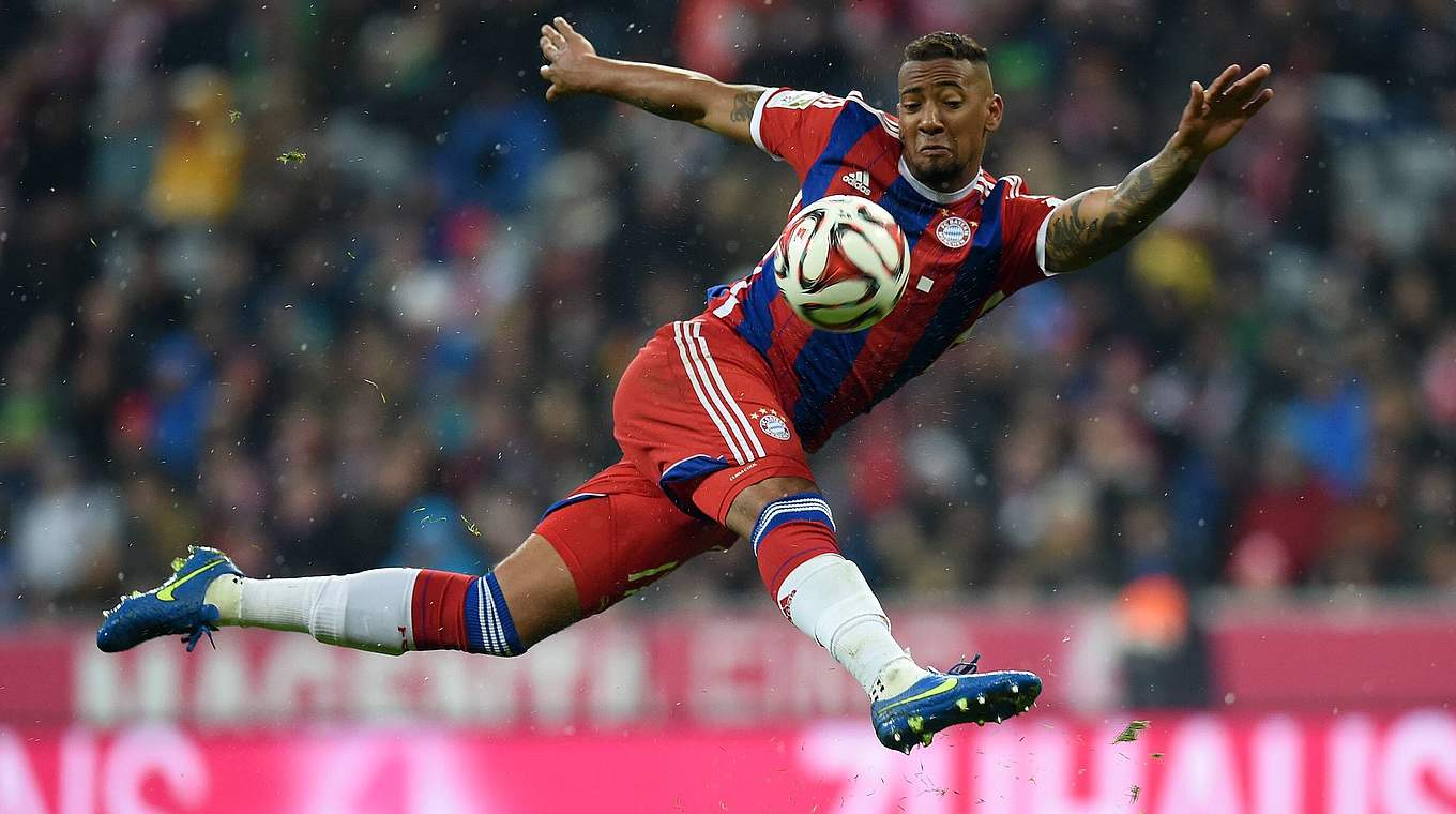 Im Anflug: Jerome Boateng will mit den Bayern ins Pokal-Finale nach Berlin. © Imago