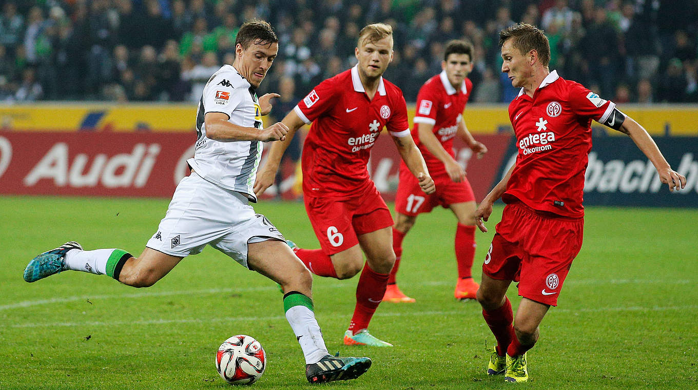 Zweikampf-Duell: Max Kruse (l.) und Johannes Geis (m.) © 2014 Getty Images