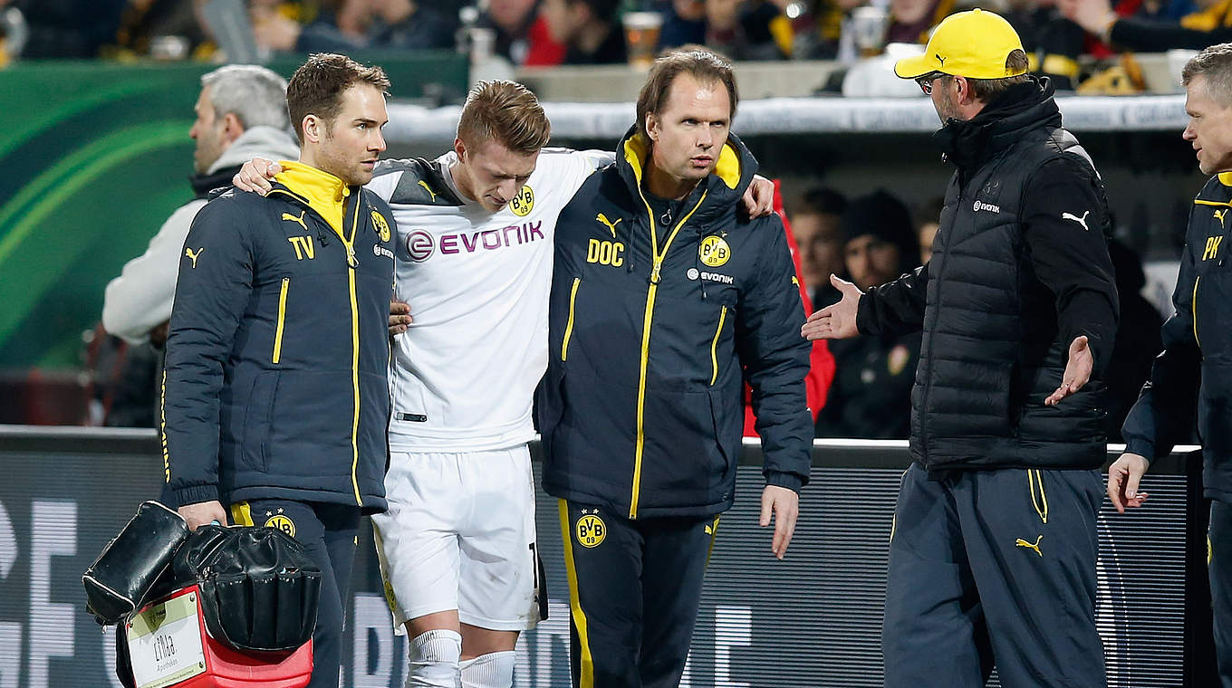 Schrecksekunde: Marco Reus (2.v.l.) holte sich im DFB-Pokal einen Pferdekuss © 2015 Getty Images