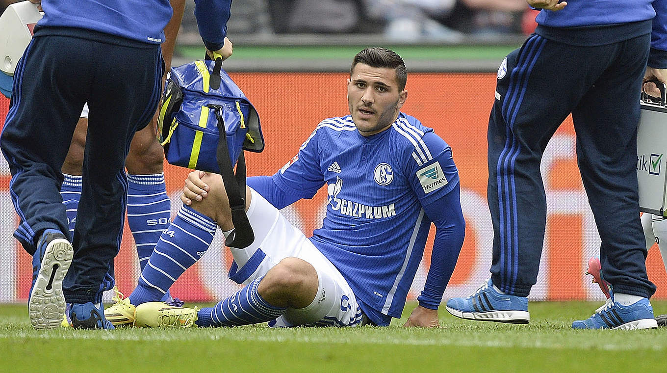 Bitter: Kolasinac mit seiner Verletzung am ersten Spieltag der Bundesliga © 2014 Getty Images