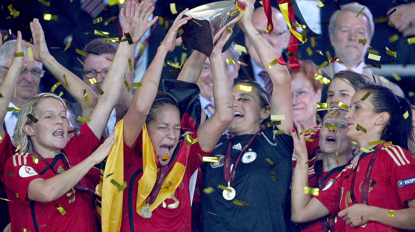 Kann ihr Glück kaum fassen: Celia Sasic (M.) stemmt nach dem Sieg gegen England den EM-Pokal in die Höhe (2009) © 2009 Getty Images