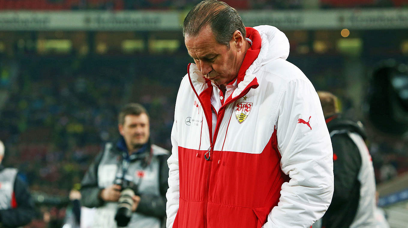 Unter Zugwang: Trainer Huub Stevens und Stuttgart empfangen Berlin © 2015 Getty Images