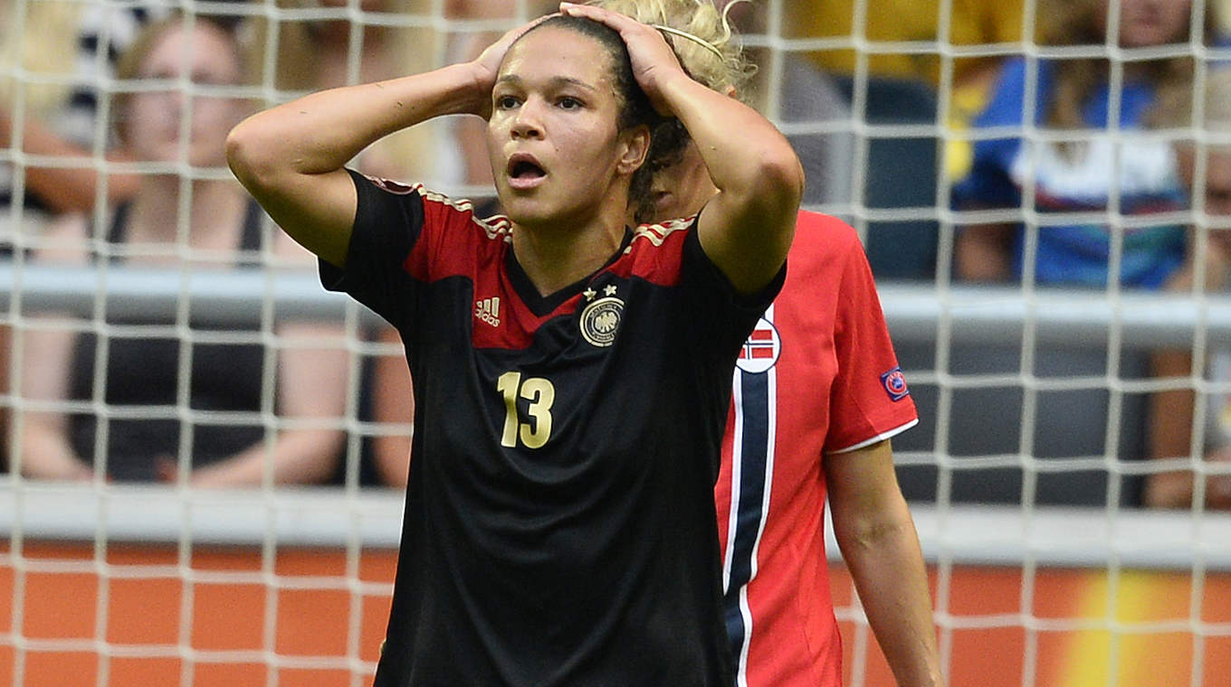 Zum Haare raufen: Celia Sasic ärgert sich über eine vertane Chance im EM-Finale gegen Norwegen © 2013 AFP