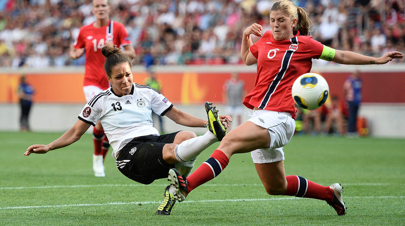 Voller Einsatz im EM-Gruppenspiel gegen Norwegen: Celia Sasic (l.) spitzelt Maren Mjelde den Ball vom Fuß © 2013 AFP