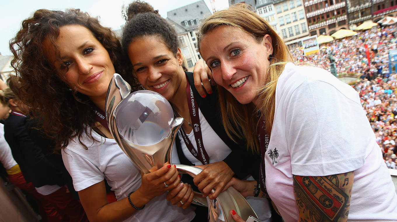Pure Freude nach dem Gewinn der Europameisterschaft 2013: Fatmire Bajramaj (l.), Celia Sasic (M.) und Anja Mittag feiern auf dem Römer in Frankfurt © 2013 Getty Images