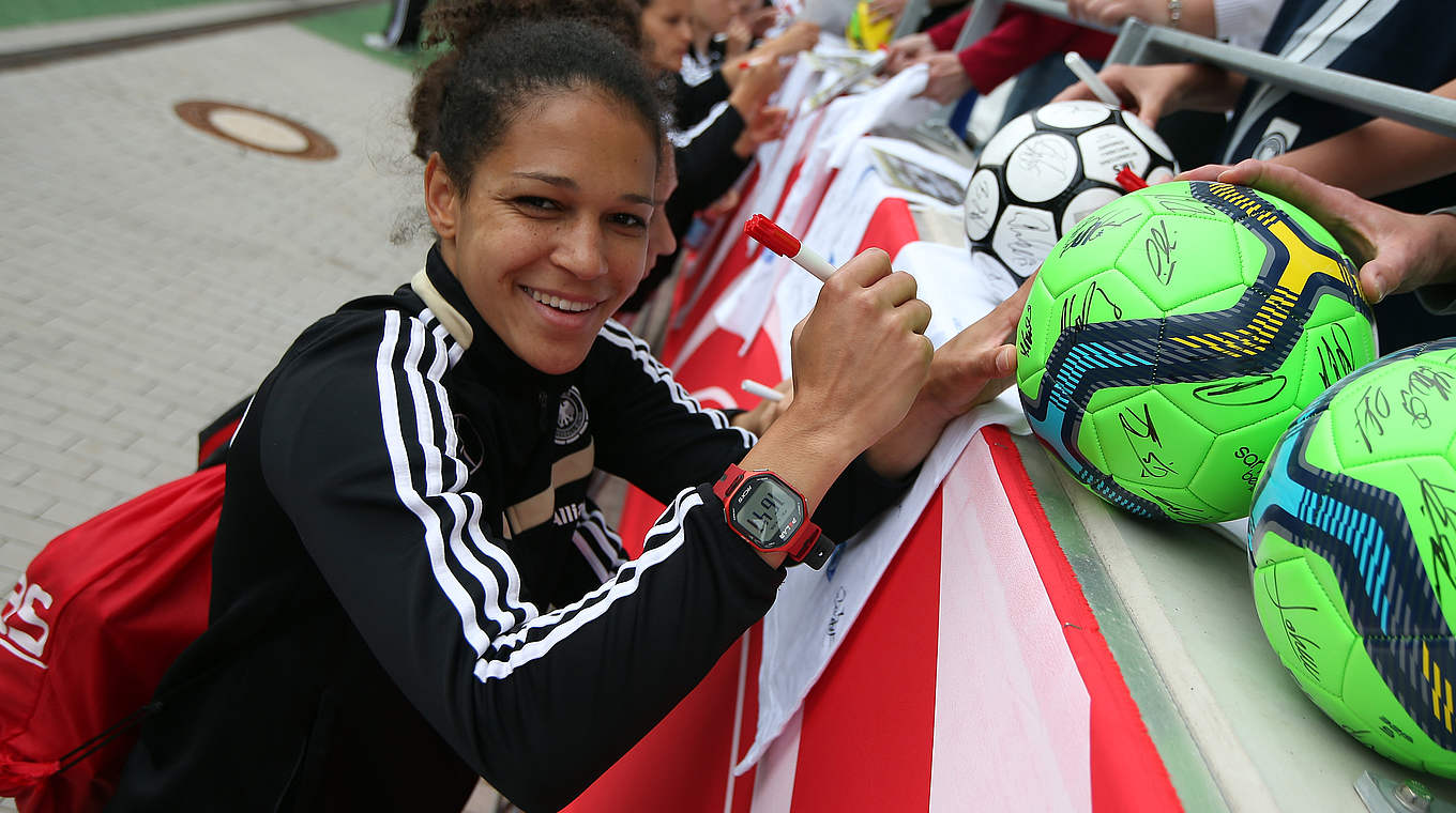 Celia Sasic denkt an ihre Fans und erfüllt Autogrammwünsche nach einer Trainingseinheit in Essen © 2013 Getty Images
