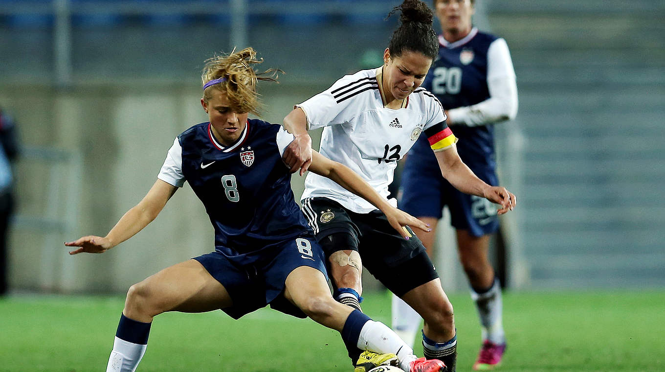 Kampf um den Ball: Celia Sasic (r.) im Duell mit Kristie Mewis (USA) im Finale des Algarve-Cups 2013 © 2013 Getty Images