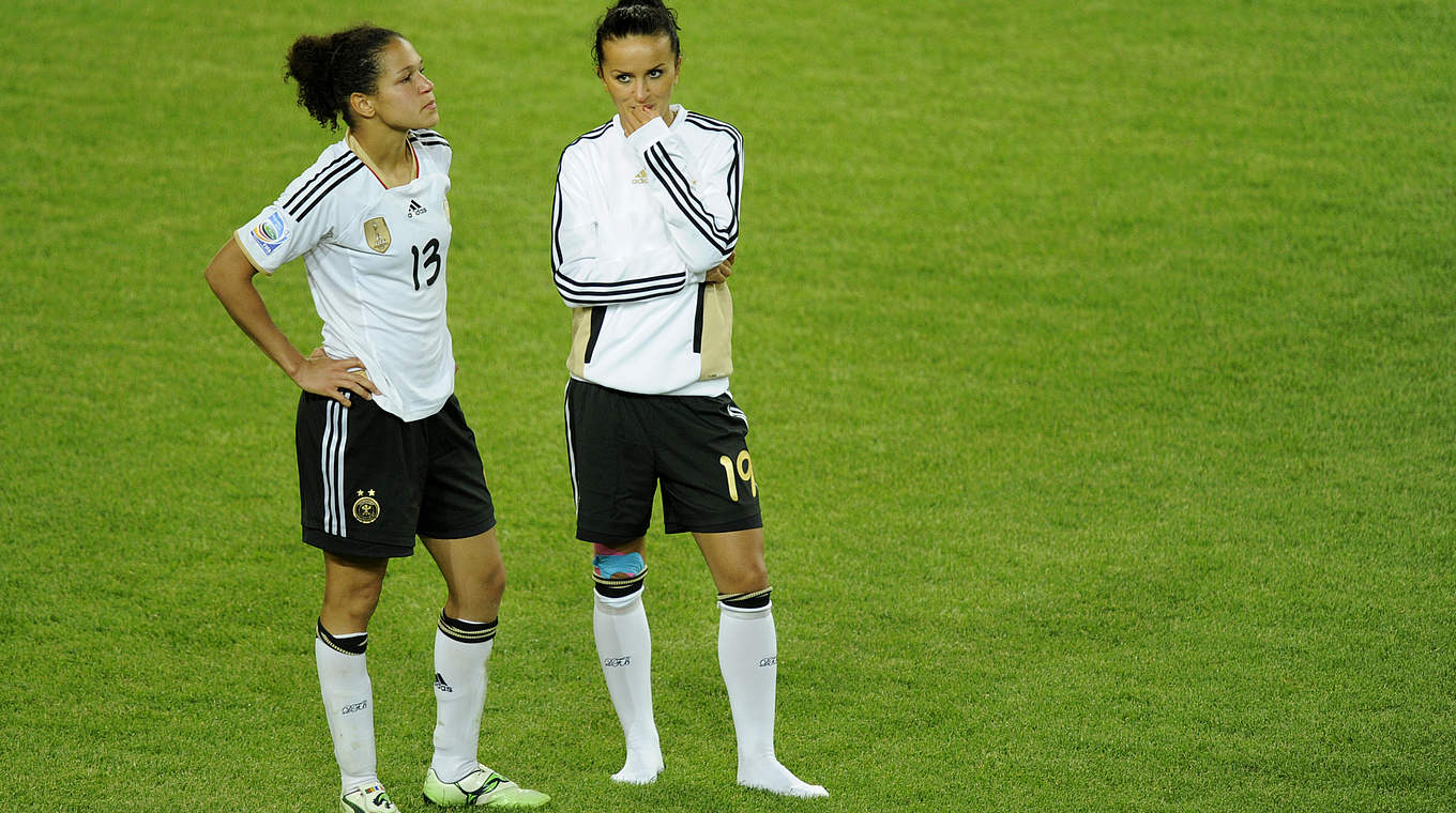 Die Enttäuschung ins Gesicht geschrieben: Celia Sasic (l.) und Fatmire Bajramaj nach dem WM-Viertelfinal-Aus gegen Japan (0:1) © 2011 AFP
