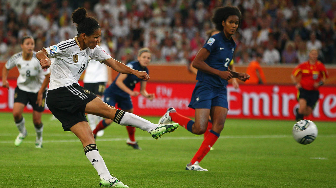 Celia Sasic (l.) trifft im WM-Spiel gegen Frankreich © 2011 Getty Images