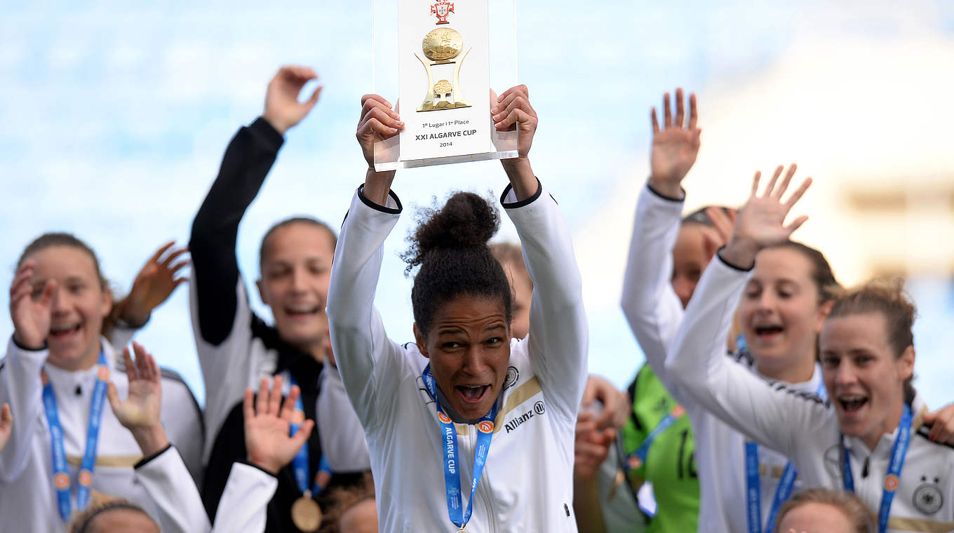 Pure Freude: Celia Sasic (M.) bejubelt den Gewinn des Algarve-Cups 2014 © 2014 AFP