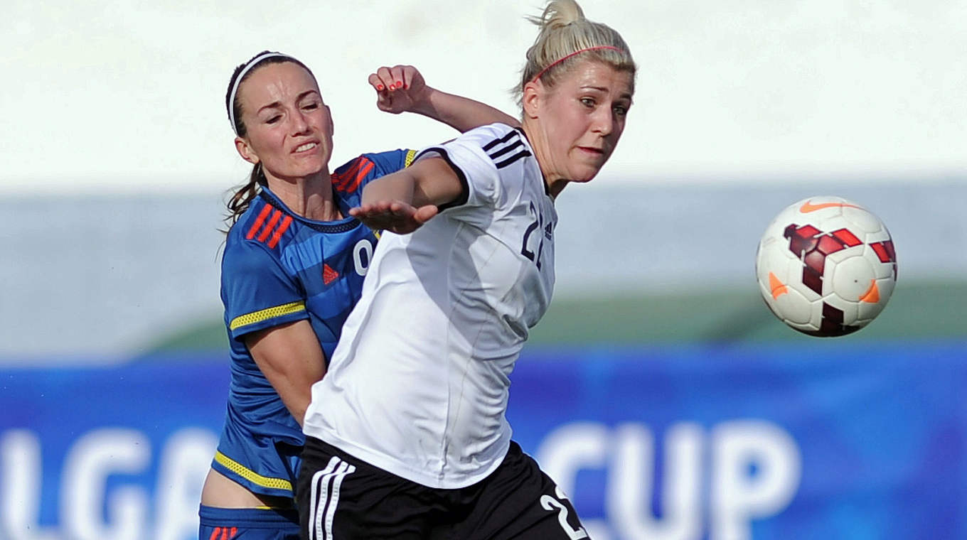 Gewinnt den Zweikampf: Luisa Wensing (r.) gegen Kosovare Asllani © AFP/GettyImages