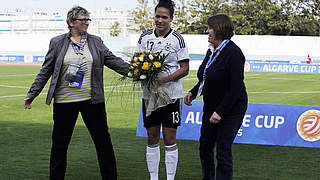 Zum 100. Länderspiel geehrt: Celia Sasic (M.) © 2015 Getty Images