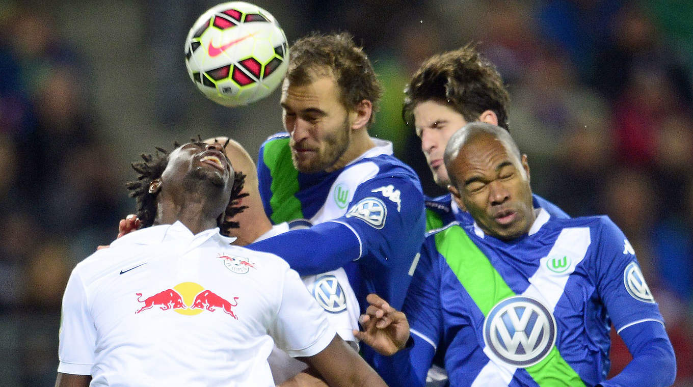 Heads up! Bas Dost challenging in the air © AFP/GettyImages