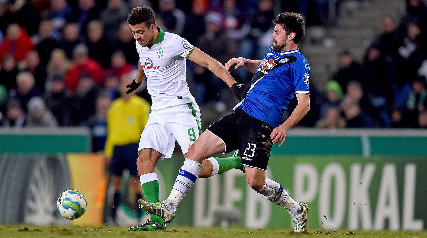 Zweikampf: Bremens Franco di Santo (l.) gegen Florian Dick © 2015 Getty Images