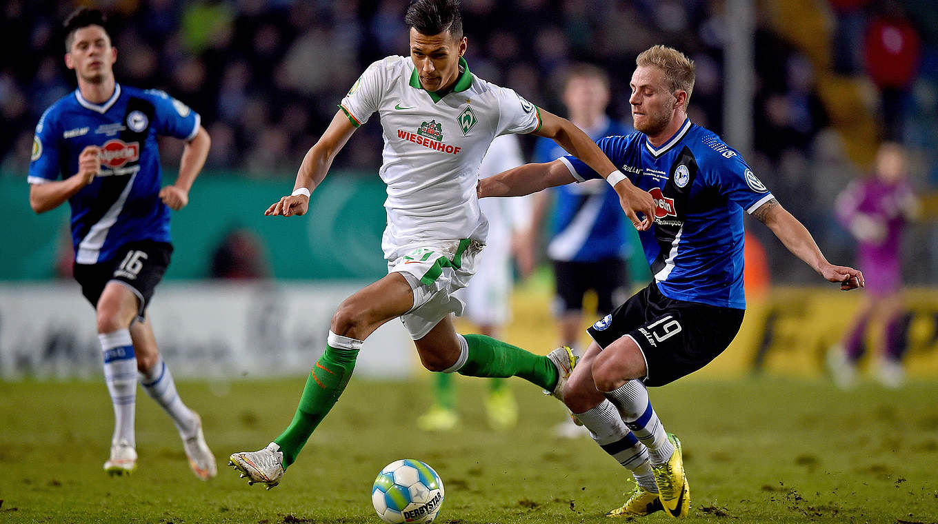 Davie Selke takes on Arminia's Felix Burmeister © 2015 Getty Images