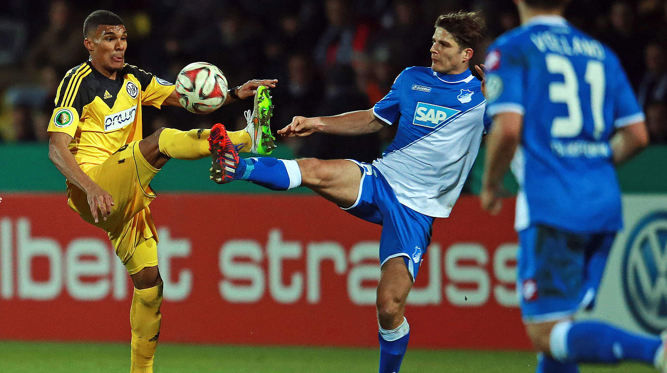 Hart umkämpfter Ball: Quaner (l.) und Hoffenheims Rudy im Zweikampf © 2015 Getty Images