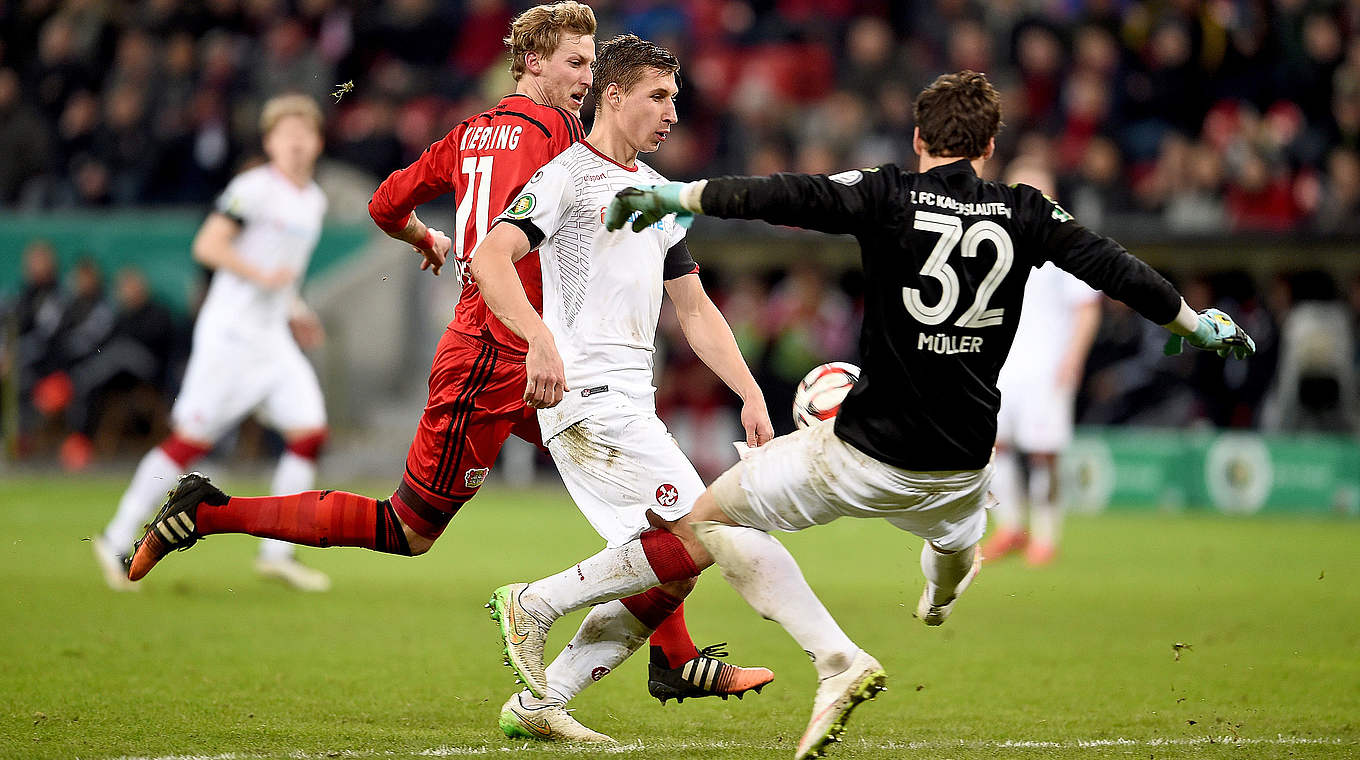 Die Entscheidung: Kießling (l.) schießt Bayer ins Viertelfinale © 2015 Getty Images