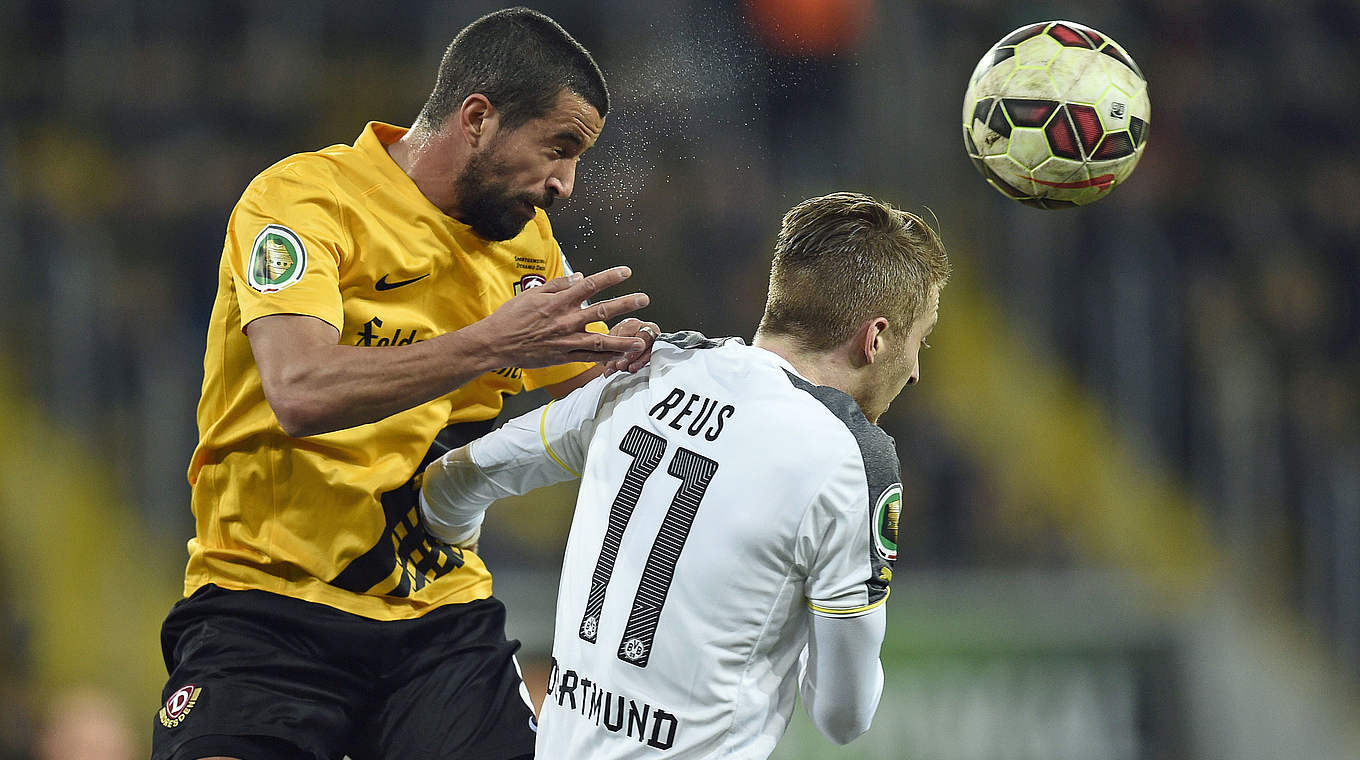 Der haushohe Favourit quält sich gegen den Drittligisten: Marco Reus gegen Nils Teixeira (l.) © 2015 Getty Images